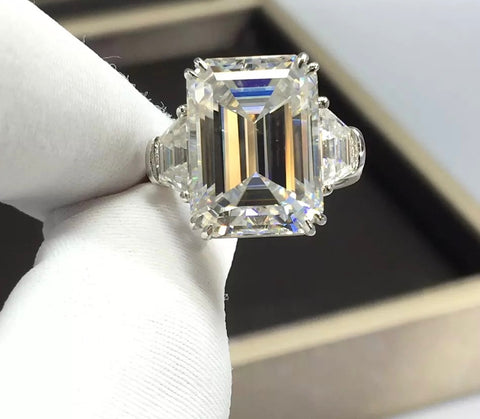 THE EMERALD PLATINUM RING