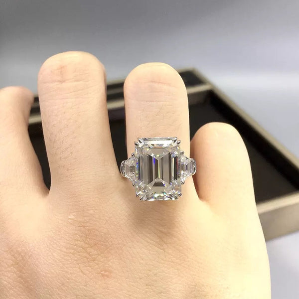 THE EMERALD PLATINUM RING