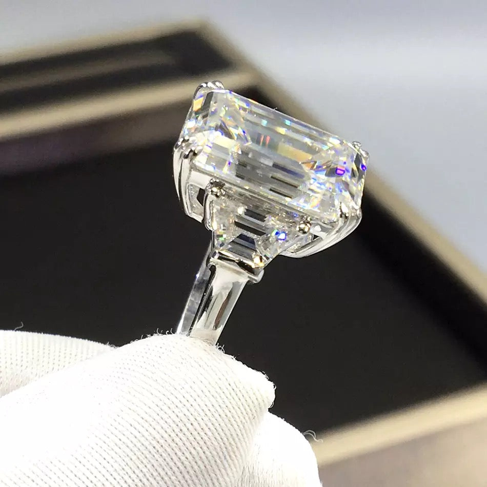 THE EMERALD PLATINUM RING